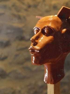 Statue sur socle en bois - "Head malfunction" 1