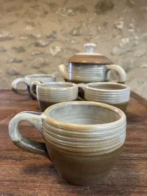 Set café thé - 4 tasses + 1 cafetière en beige et blanc